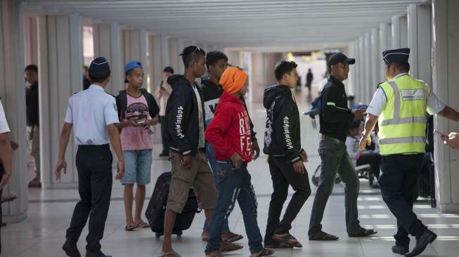 Polisi unit K-9 bersama anggota Brimob Polda Bali berjaga di terminal penumpang saat mulai beroperasinya Posko Terpadu Mudik Lebaran di Bandara Ngurah Rai, Denpasar, Kamis (15/6).