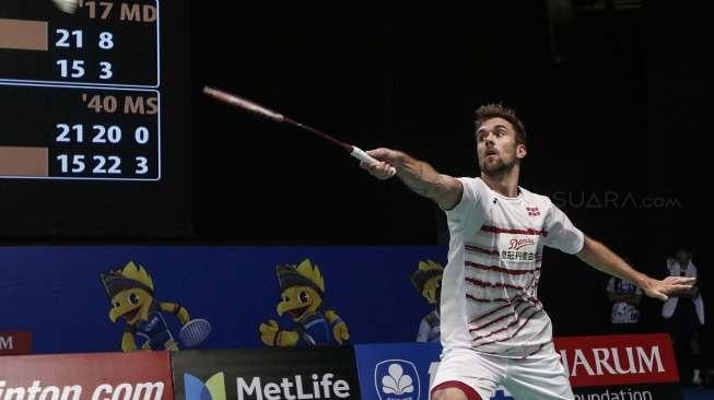 Pebulutangkis tunggal putra unggulan keempat asal Denmark Jan O Jorgensen melawan tunggal putra India Kidambi Srikanth pada babak kedua BCA Indonesia Open 2017, di Jakarta Convention Center, Jakarta, Kamis (15/6).