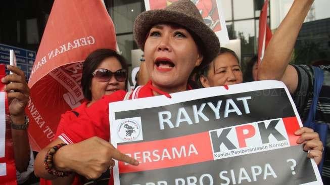 Sejumlah warga melakukan aksi simpatik #Indonesia Waras di depan gedung KPK, Jakarta, Kamis (15/6).