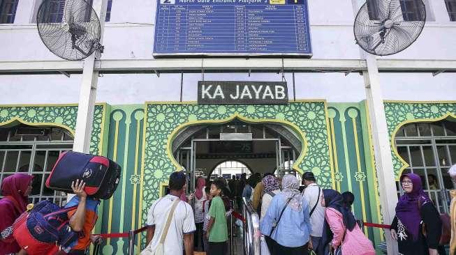 Para calon pemudik saat menunggu Kereta Api di Stasiun Pasar Senen, Jakarta, Kamis (15/6).