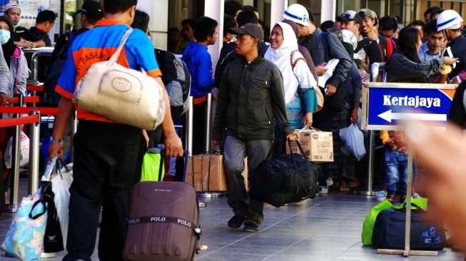 Suasana di Stasiun Pasar Senen, Jakarta Pusat, Kamis (15/6).