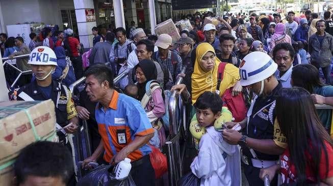 Para calon pemudik saat menunggu Kereta Api di Stasiun Pasar Senen, Jakarta, Kamis (15/6).