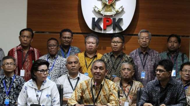 Para tokoh agama Kristiani yang tergabung dalam Badan Musyawarah Antar Gereja (BAMAG) Jawa Timur menggelar jumpa pers bersama pimpinan KPK, di gedung KPK, Jakarta, Kamis (15/6).