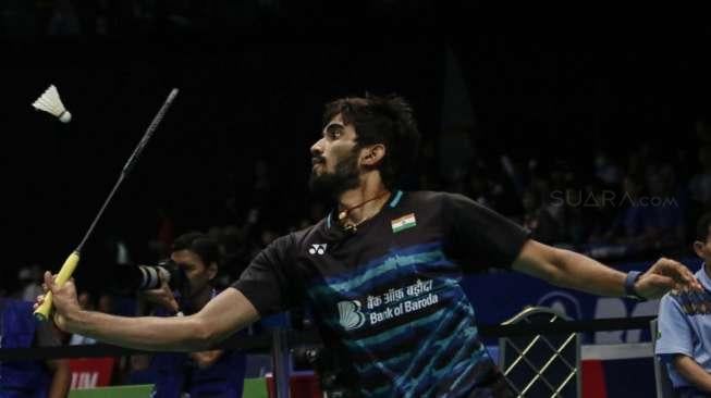 Pebulutangkis tunggal putra unggulan keempat asal Denmark Jan O Jorgensen melawan tunggal putra India Kidambi Srikanth pada babak kedua BCA Indonesia Open 2017, di Jakarta Convention Center, Jakarta, Kamis (15/6).