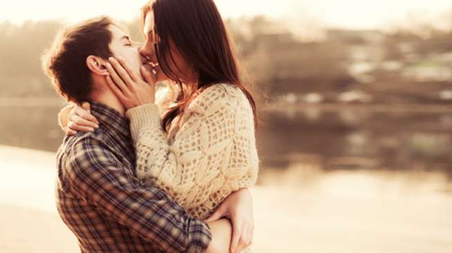 Ilustrasi pasangan sedang berciuman mesra. (Shutterstock)
