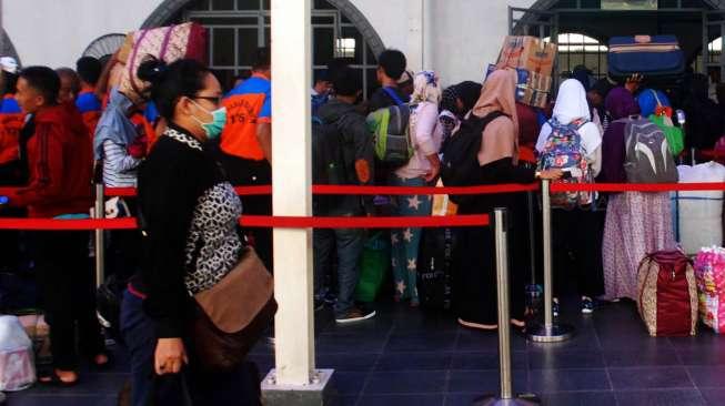 Suasana di Stasiun Pasar Senen, Jakarta Pusat, Kamis (15/6).