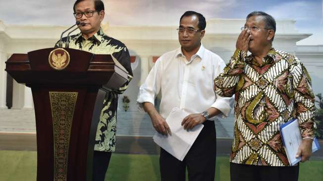 Menko Perekonomian Darmin Nasution didampingi Menteri Perhubungan Budi Karya Sumadi dan Seskab Pramono Anung mengumumkan Paket Kebijakan Ekonomi XV di Kantor Presiden, Jakarta, Kamis (15/6).