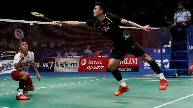 Pebulutangkis tunggal putra Indonesia Jonatan Christie saat menghadapi pemain unggulan, Chen Long, pada pertandingan babak kedua kejuaraan BCA Indonesia Open 2017 di Jakarta Convention Center, Senayan, Kamis (15/6/2017). [Suara.com/Kurniawan Mas'ud]