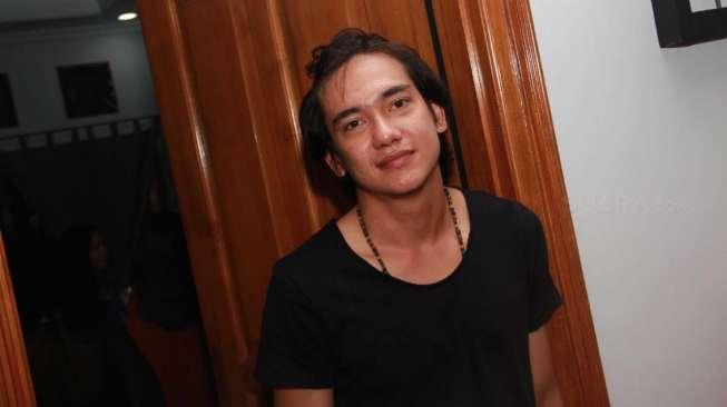 Adipati Dolken saat ditemui di kawasan Pejaten, Jakarta Selatan, Kamis (15/6/2017). (Suara.com/Wahyu Tri Laksono)