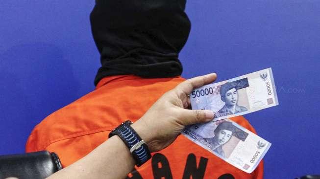 Polisi mengamankan 1.000 lembar uang pecahan Rp50.000 palsu.   