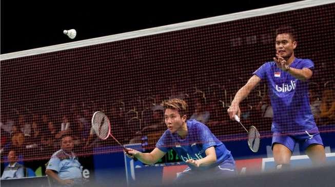 Ganda campuran Indonesia, Tontowi Ahmad/Liliyana Natsir, saat menghadapi Hafiz Faizal/Shela Devi Aulia di babak kedua BCA Indonesia Open 2017 di Jakarta Convention Center, Senayan, Jumat (16/6/2017) dini hari. [Suara.com/Kurniawan Mas'ud]