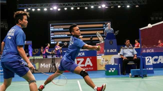 Ganda campuran Tontowi Ahmad/Liliyana Natsir saat menghadapi pasangan Hafiz Faizal/Shela Devi Aulia di babak kedua BCA Indonesia Open 2017 di Jakarta Convention Center, Senayan, Jumat (16/6/2017) dini hari. [Suara.com/Kurniawan Mas'ud]