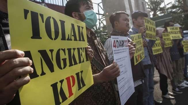 Aliansi Anak Muda Anti Korupsi menggelar aksi membentangkan spanduk besar bertuliskan #tolakhakangket di depan gedung DPR RI, Senayan, Jakarta, Jumat (16/6).