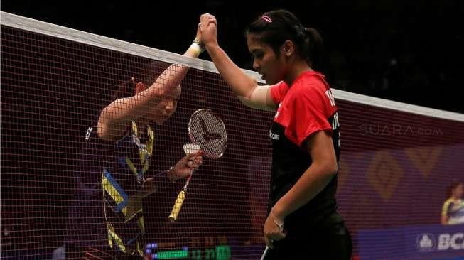 Tunggal putri Indonesia, Gregoria Mariska Tunjung, memberi ucapan selamat kepada Tai Tzu Ying (Taiwan), di babak kedua kejuaraan BCA Indonesia Open 2017 di Jakarta Convention Center, Senayan, Kamis (15/6/2017). [Suara.com/Kurniawan Mas'ud]