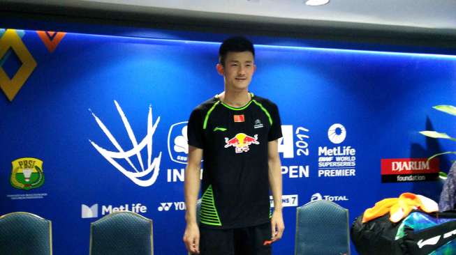 Pebulutangkis Cina, Chen Long memberikan pernyataan dalam jumpa pers usai dikalahkan Prannoy di babak perempat final [Suara.com/Adie Prasetyo]