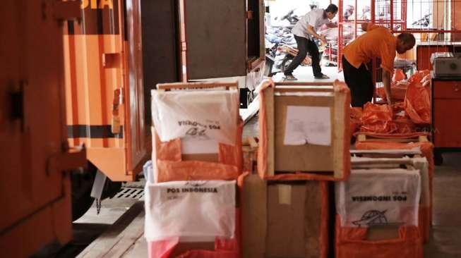 Petugas memindahkan paket sebelum dikirim ke tujuan di Kantor Pos Besar, Jakarta, Jumat (16/6).