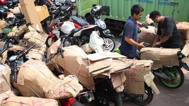 Masyarakat mulai ramai mengirim sepeda motor ke kampung halaman.