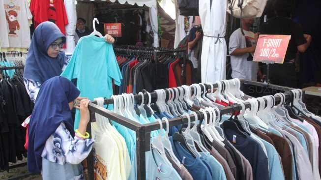 Pengunjung memadati ajang "Jakcloth 2017" di Senayan, Jakarta, Sabtu(17/6).