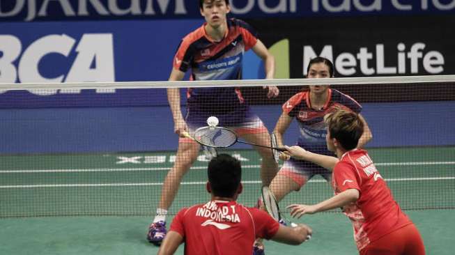 Pasangan Tontowi-Liliyana berhasil melaju ke babak semifinal usai menang 21-18 21-16. [suara.com/Kurniawan Mas'ud]