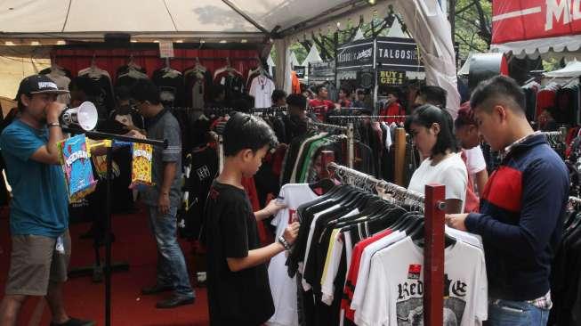 Pengunjung memadati ajang "Jakcloth 2017" di Senayan, Jakarta, Sabtu(17/6).