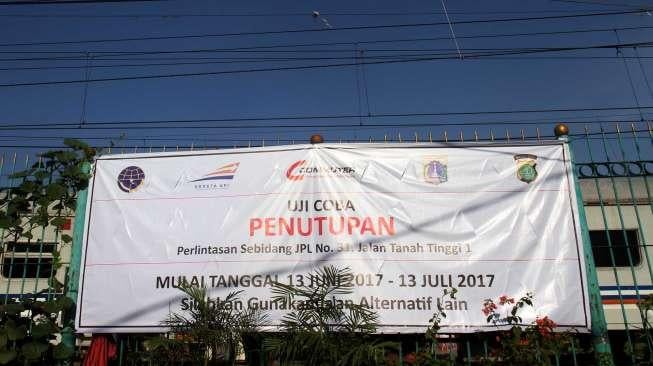 Perlintasan kereta yang ditutup di Jalan Kembang Pacar, Senen, Jakarta, Sabtu (17/6).