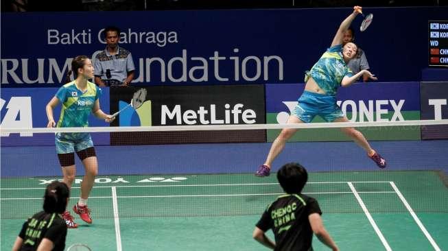 Pebulutangkis ganda putri Cina, Chen Qingchen/Jia Yifan, saat menghadapi pasangan Korea Selatan, Chang Ye Na/Lee So Hee, di final BCA Indonesia Open 2017 di Jakarta Convention Center, Senayan, Jakarta, Minggu (18/6/2017). [Suara.com/Kurniawan Mas'ud]