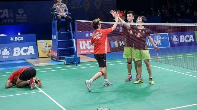 Pebulutangkis ganda campuran Indonesia, Tontowi Ahmad/Liliyana Natsir, menang atas pasangan Cina, Zheng Siwei/Chen Qingchen, di final BCA Indonesia Open 2017 di Jakarta Convention Center, Minggu (18/6/2017) malam. [Suara.com/Kurniawan Mas'ud]