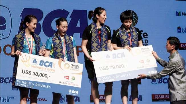 Pebulutangkis ganda putri Cina, Chen Qingchen/Jia Yifan, dan pasangan Korea Selatan, Chang Ye Na/Lee So Hee, menerima hadiah BCA Indonesia Open 2017 di Jakarta Convention Center, Senayan, Jakarta, Minggu (18/6/2017). [Suara.com/Kurniawan Mas'ud]