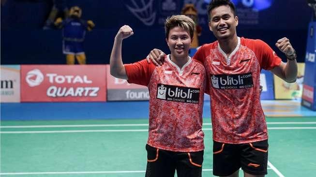 Pebulutangkis ganda campuran Indonesia, Tontowi Ahmad/Liliyana Natsir, bergembira usai menang di final BCA Indonesia Open 2017 di Jakarta Convention Center, Minggu (18/6/2017) malam. [Suara.com/Kurniawan Mas'ud]