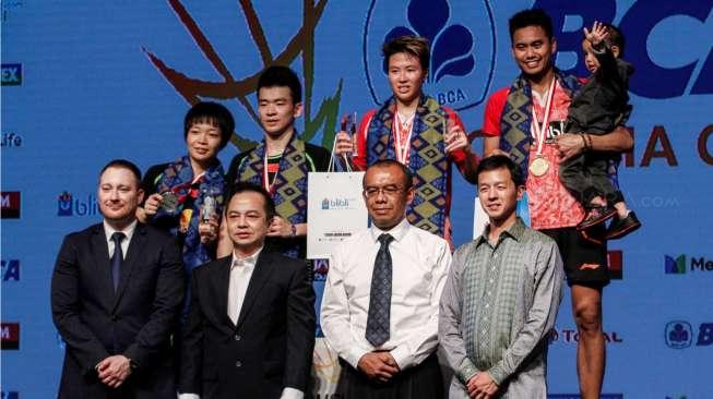 Pebulutangkis ganda campuran Indonesia, Tontowi Ahmad/Liliyana Natsir, berpose di podium juara, usai final BCA Indonesia Open 2017 di Jakarta Convention Center, Minggu (18/6/2017) malam. [Suara.com/Kurniawan Mas'ud]