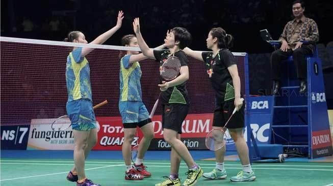 Pebulutangkis ganda putri Cina, Chen Qingchen/Jia Yifan, dan pasangan Korea Selatan, Chang Ye Na/Lee So Hee, usai final BCA Indonesia Open 2017 di Jakarta Convention Center, Senayan, Jakarta, Minggu (18/6/2017). [Suara.com/Kurniawan Mas'ud]