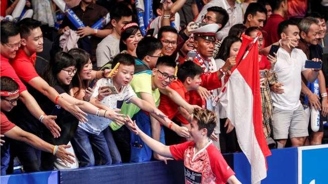 Pebulutangkis ganda campuran Indonesia, Liliyana Natsir, menemui penonton usai menang di final BCA Indonesia Open 2017 di Jakarta Convention Center, Minggu (18/6/2017) malam. [Suara.com/Kurniawan Mas'ud]