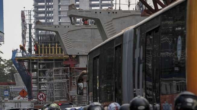 Pembangunan proyek flyover Pancoran atau jalan layang di Jalan Gatot Subroto, Jakarta,  Senin (19/6).