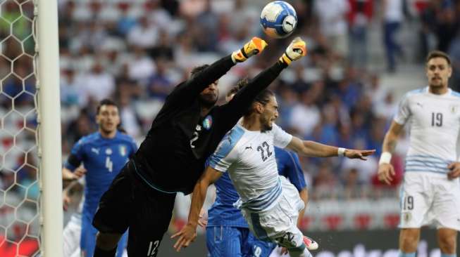 Donnarumma menyelamatkan gawangnya dari ancaman saat Italia berhadapan dengan Uruguay di laga persahabatan [AFP]