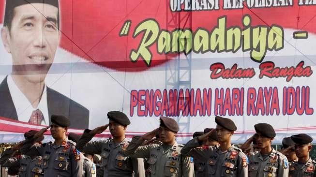 Pelaksanaan apel gelar pasukan Operasi Ramadniya 2017 yang dipimpin Kapolri Jenderal Tito Karnavian di lapangan Silang Monas, Jakarta, Senin (19/6/2017). [Suara.com/Oke Atmaja]