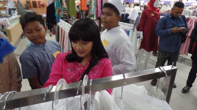 Serunya Amel  Carla  Ajak Anak Yatim Belanja Baju  Lebaran