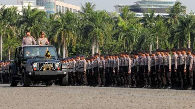 Kapolri Jenderal Tito Karnavian memeriksa pasukan saat memimpin apel gelar pasukan Operasi Ramadniya 2017 di lapangan Silang Monas, Jakarta, Senin (19/6/2017). [Suara.com/Oke Atmaja]