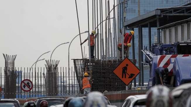 Pembangunan proyek flyover Pancoran atau jalan layang di Jalan Gatot Subroto, Jakarta,  Senin (19/6).