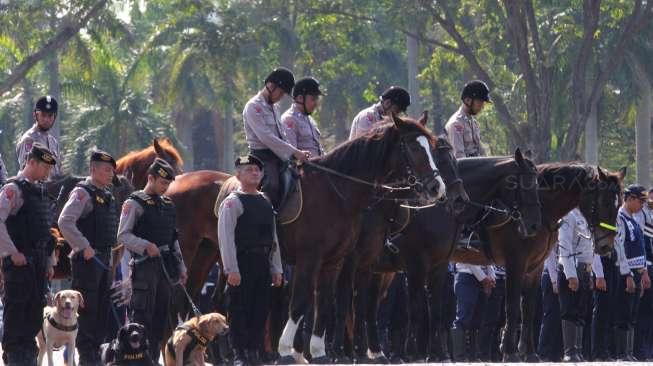 Apel gelar pasukan Operasi Ramadniya 2017 yang dipimpin Kapolri Jenderal Tito Karnavian di lapangan Silang Monas, Jakarta, Senin (19/6/2017). [Suara.com/Oke Atmaja]