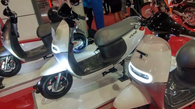 Sepeda motorViar Q1 dipamerkan di Jakarta Fair, Minggu (18/7). [Suara.com/Aditya Gema Pratomo]