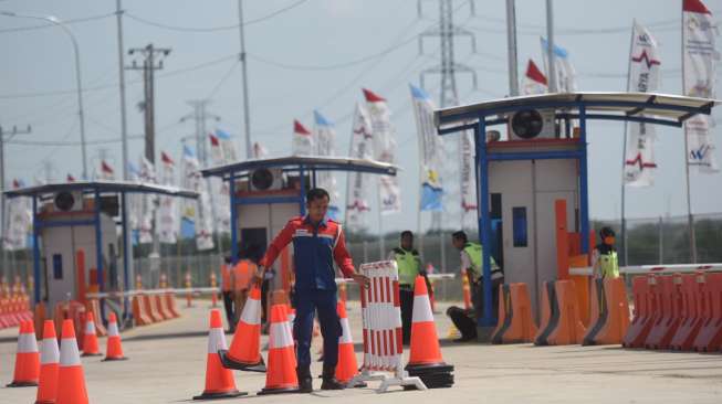 Jalan tol fungsional Brebes-Batang di Batang, Jawa Tengah, Senin (19/6).