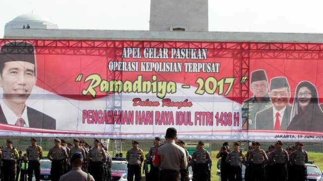 Kapolri Jenderal Tito Karnavian memimpin langsung apel gelar pasukan Operasi Ramadniya 2017 di lapangan Silang Monas, Jakarta, Senin (19/6/2017). [Suara.com/Oke Atmaja]