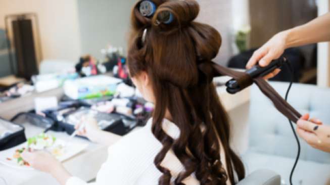 Ilustrasi catok rambut. (Shutterstock)