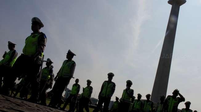 Pelaksanaan apel gelar pasukan Operasi Ramadniya 2017 yang dipimpin langsung Kapolri Jenderal Tito Karnavian di lapangan Silang Monas, Jakarta, Senin (19/6/2017). [Suara.com/Oke Atmaja]