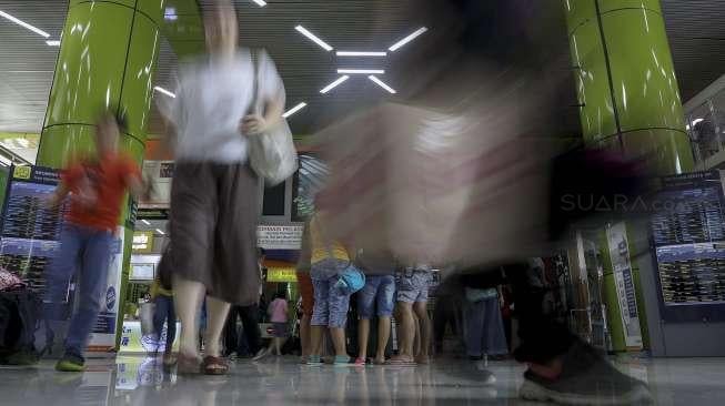 Para calon penumpang kereta mulai memadati Stasiun Gambir, Jakarta, Selasa (20/6).