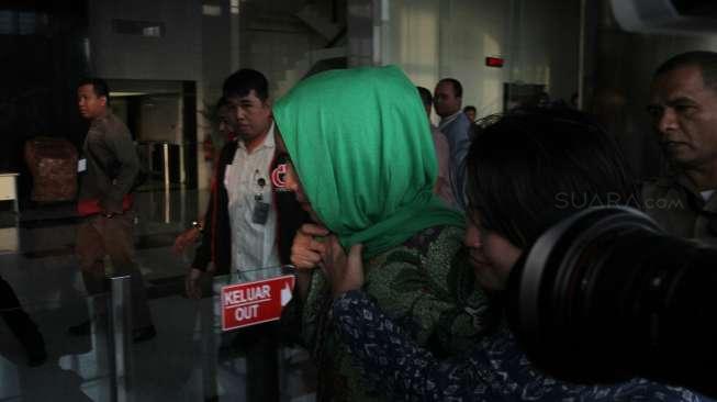 Gubernur Bengkulu Riwan Mukti bersama Istri Lily Mardani tiba di Gedung Komisi Pemberantasan Korupsi (KPK) , Jakarta, Rabu (20/6).