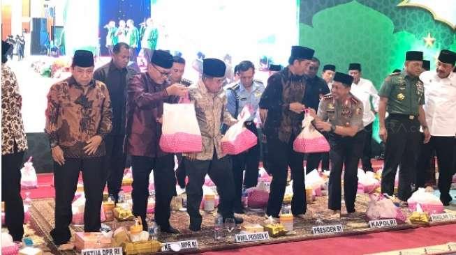 Tanpa Gengsi, Jokowi dan Jusuf Kalla Bawa Besek Usai Bukber