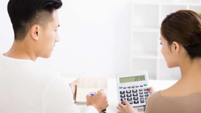 Ilustrasi suami istri sedang mengelola keuangan untuk memeuhi berbagai kebutuhan rumah tangga. (Shutterstock)