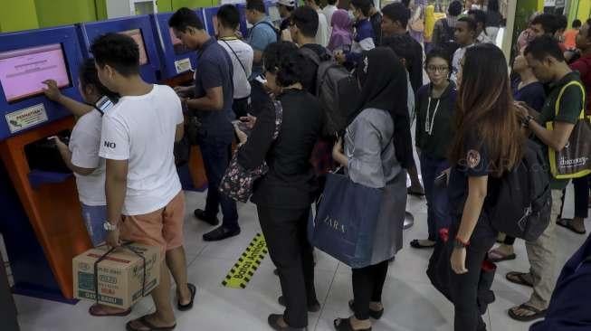 Para calon penumpang kereta mulai memadati Stasiun Gambir, Jakarta, Selasa (20/6).