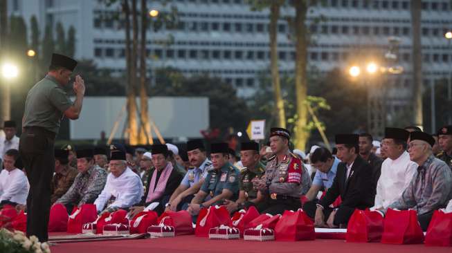 Presiden Joko Widodo menghadiri acara buka puasa bersama di Markas Besar TNI Cilangkap, Jakarta, Senin (19/6).